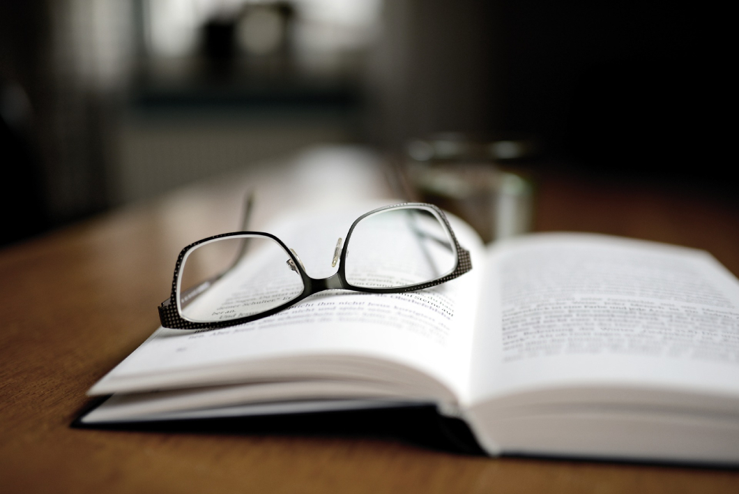 Brille auf einem aufgeschlagenen Buch